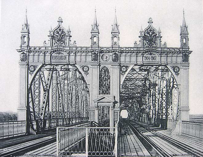 Порталы Алексеевского моста через Москва-реку