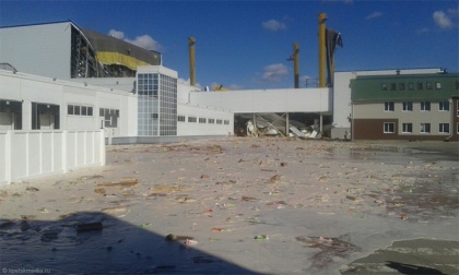 Реки из сока текут по улицам города из-за обрушения кровли на складе PepsiСo в Липецкой области