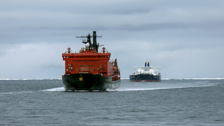 Разрешите пройти: Минтранс не хочет отдавать Росатому транспортные «ключи» от Арктики