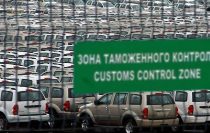 Из-за «кнопки» еще 1700 иномарок застряли на таможенных складах и 5000 – в портах Японии