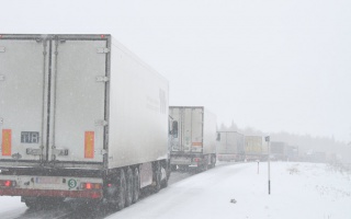 В Актюбинске из-за снега эвакуируют людей. Водители и фуры не в счет