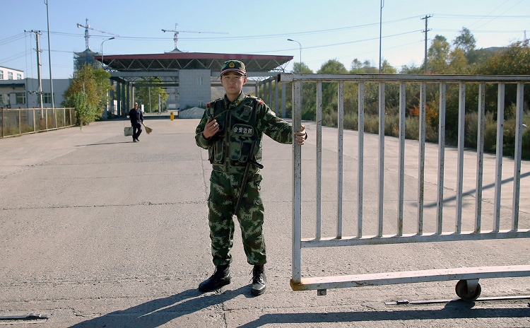 Перевозчики просят сделать очередь на границе с Китаем электронной