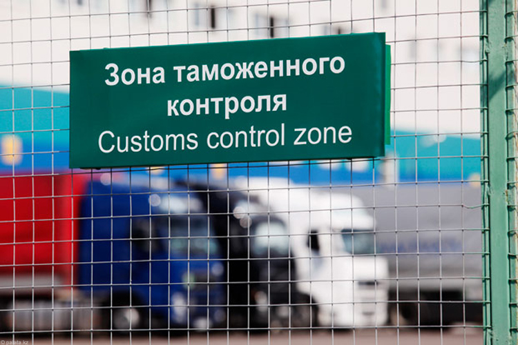 Псковская таможня вынуждена охранять машины сбежавших водителей, перевозивших санкционку