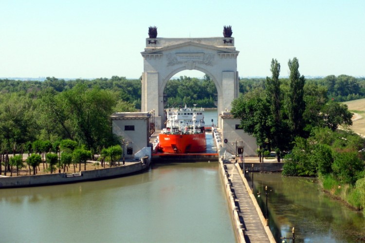 Издалека долго течет река Волга… а по ней иранский торговый флот с гранатами пойдет