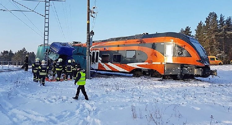 Эстонский водитель грузовика шокировал поезд, сбив его с рельсов