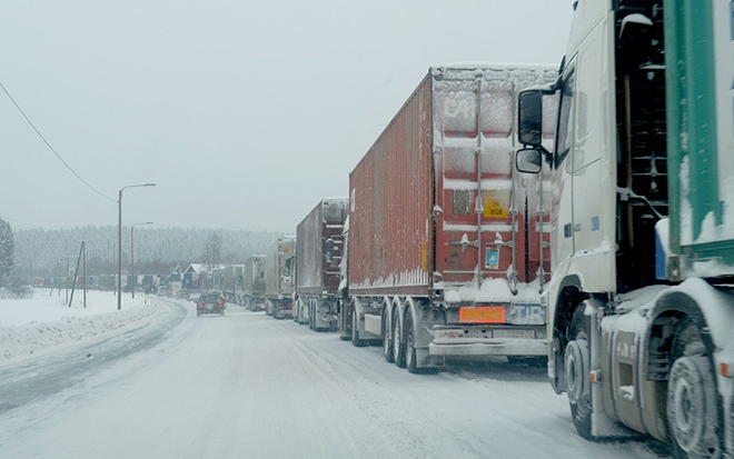 За один день около ста грузовиков скопилось в Верхнем Ларсе: ждут у Грузии погоды