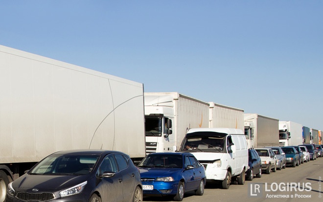 Казахстанские грузовики стоят на границе с Россией. В недоумении