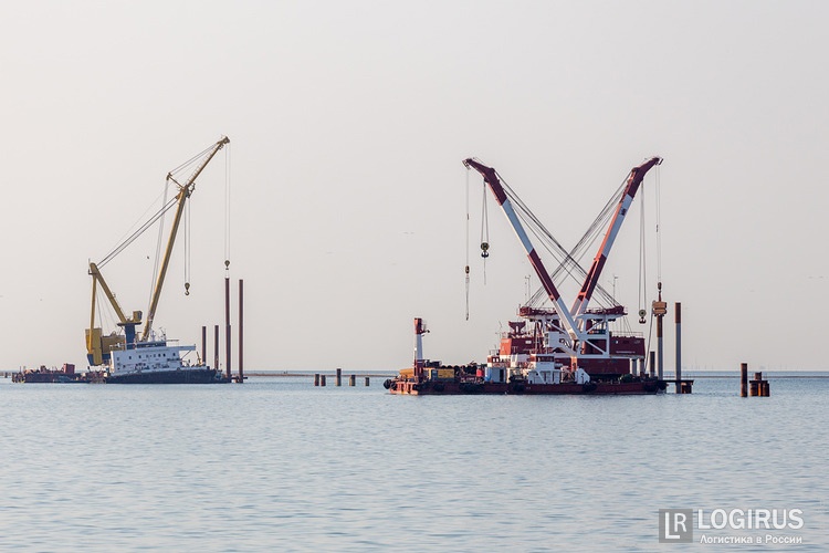 Мост пошел в море: строители забивают сваи под опоры в акватории Керченского пролива