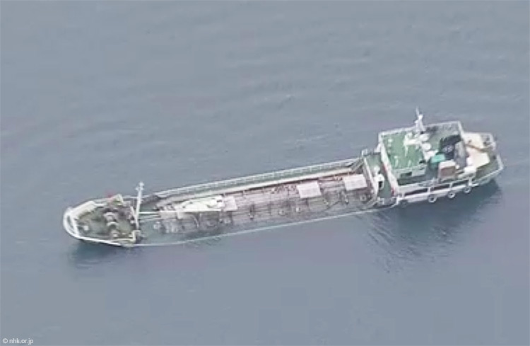 Пятидесятиметровый танкер с гидроксидом натрия тонет в порту Токуямакудамацу префектуры Ямагути