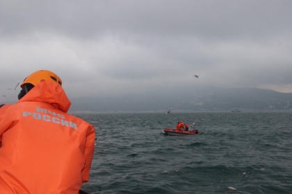 Неподалеку от Керченского моста спасатели ведут поиск членов экипажа затонувшего сухогруза