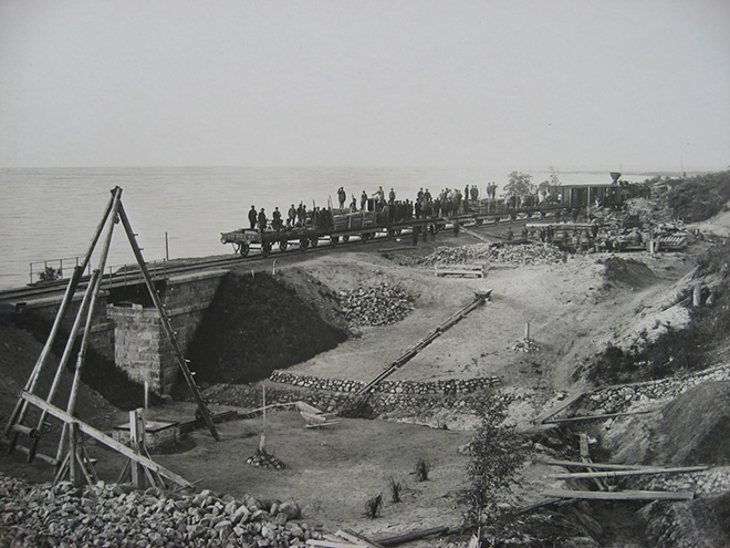 Рабочий поезд со строительными материалами следует по Кругобайкальской дороге, 1905 год.