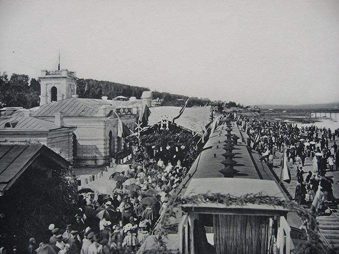 Торжественная встреча первого поезда в Иркутске. 