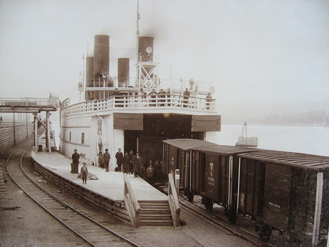 Накатка вагонов на палубу парома, 1903 год