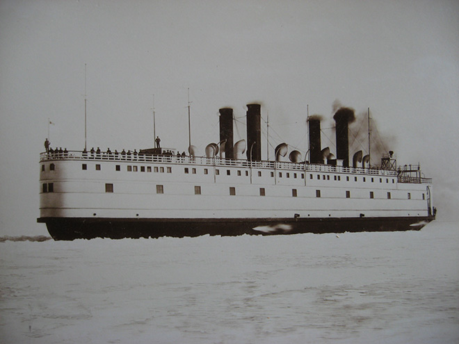 Паром-ледокол «Байкал» пробивается через льды, 1903 год