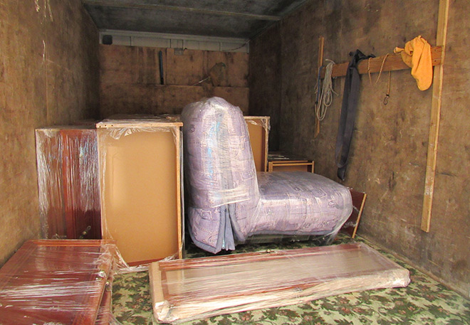 Водитель постелил ковролин сам – порой мебель, которую он перевозит, очень дорогая