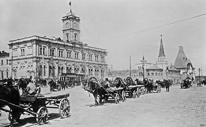Стоянка ломовых извозчиков на Каланчевской площади у Николаевского вокзала.