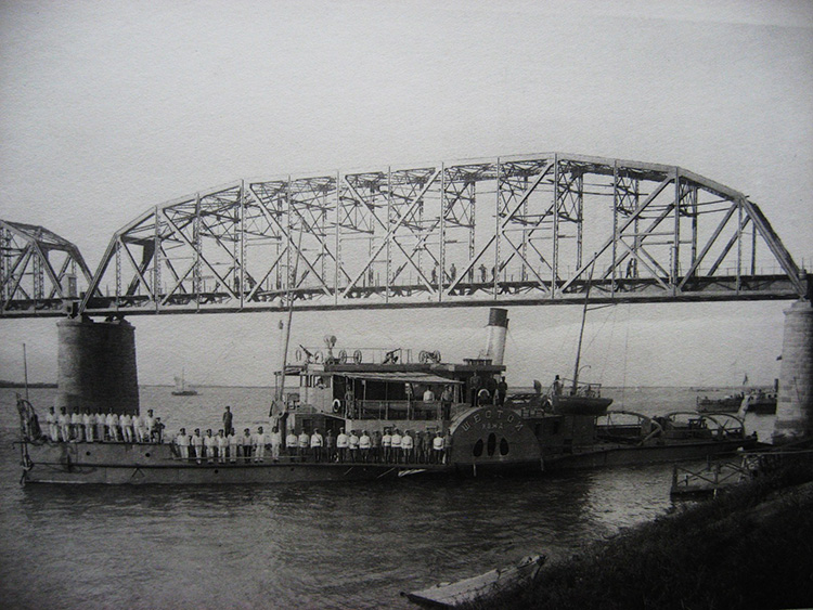 Флотилия КВЖД. Крейсер «Шестой». Харбин, на фоне железнодорожного моста через Сунгари.
