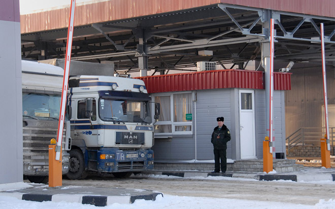 Украинские фуры на границе с Россией опять полностью разгружают