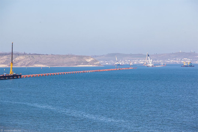 В Керченском проливе продолжается строительство временных мостов для строительства основного