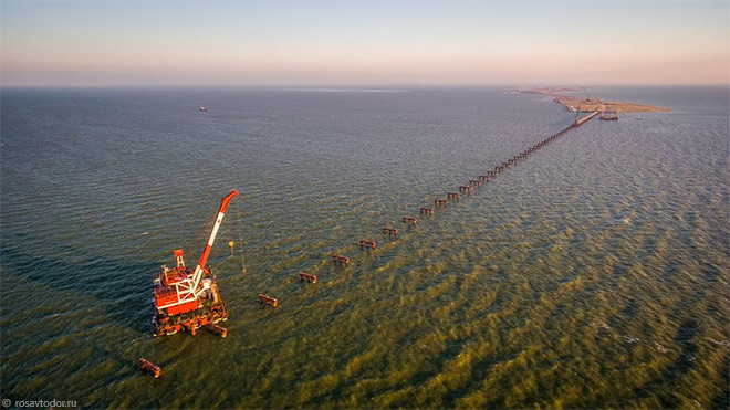 В Керченском проливе продолжается строительство временных мостов для строительства основного