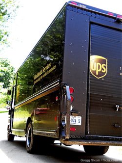 У UPS растут объемы, но сокращается выручка