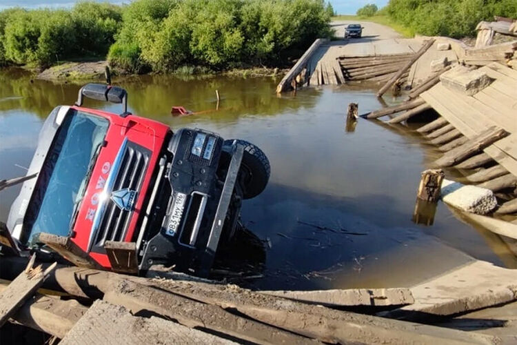 Мост в Свердловской области не выдержал наезда