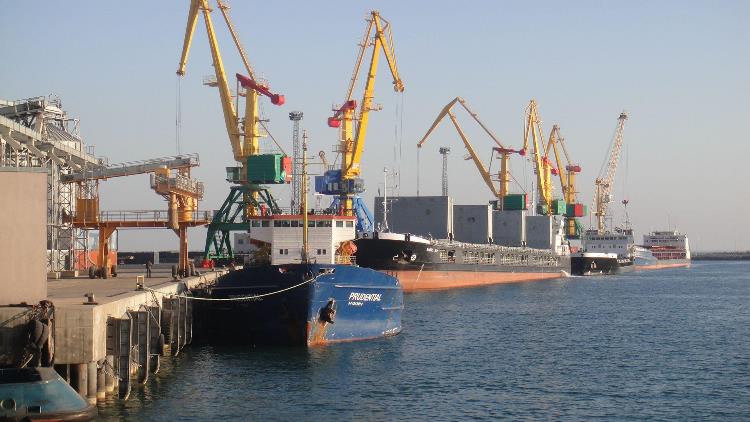 Порты Каспия выбились в «грузовые отличники»