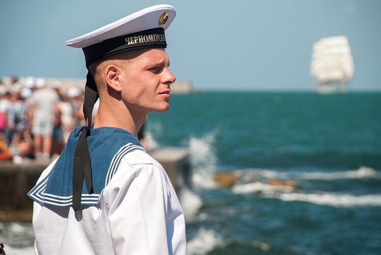 Флоту катастрофически не хватает офицеров, зато женщин-моряков стало больше