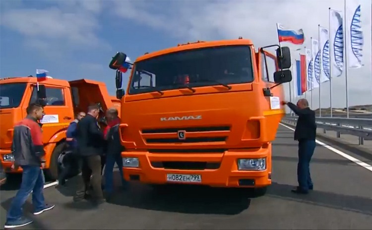 Легковое движение по Крымскому мосту открыл президент  – за рулем грузовика