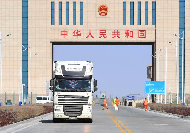 Фура есть, а визы нет: перевозчикам проблематично заезжать в Китай