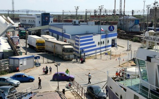 Грузовикам в Крыму станет легче – паром и контейнеровоз спешат на помощь