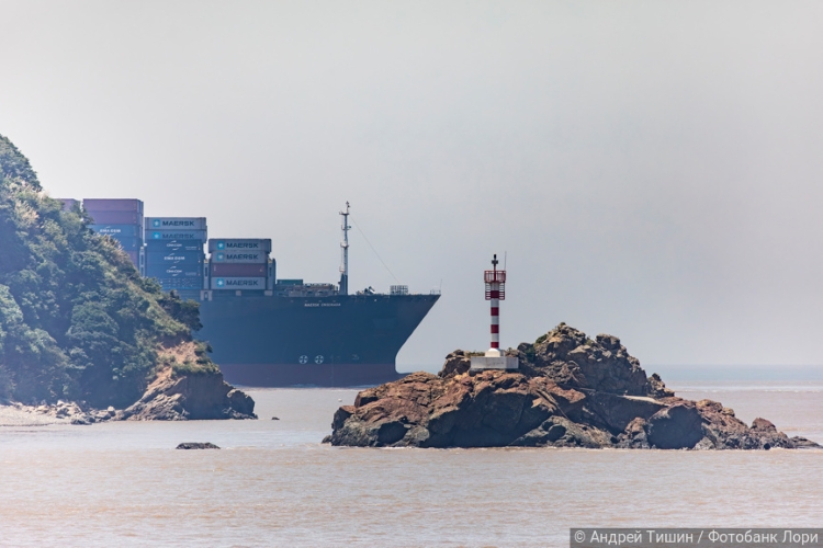 Два контейнеровоза в плену у Ирана, третье судно обстреляно