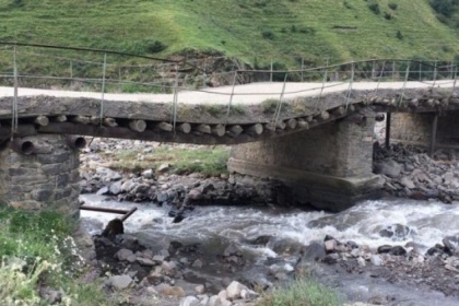У дагестанского моста «ноги подкосились» под тяжестью большегруза