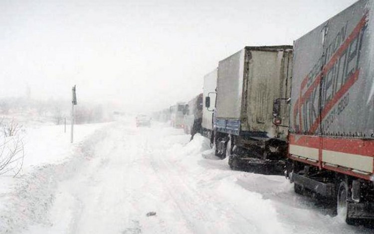Более 300 фур уже вторые сутки томятся в снежном плену на российско-украинской границе