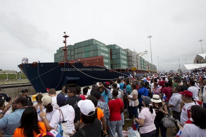 Контейнеровоз Cosco Shipping Panama запустили через новые шлюзы Панамского канала. Как кошку