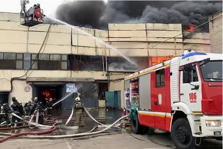 На текстильном складе на юге Москвы гремят взрывы
