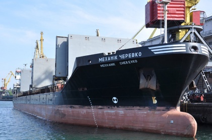 Фидерный контейнеровоз разгрузили и загрузили в порту по схеме «бикицер судно-причал-судно»