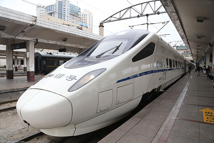 Китайские поезда уже один раз побили рекорд скорости. Теперь не могут остановиться