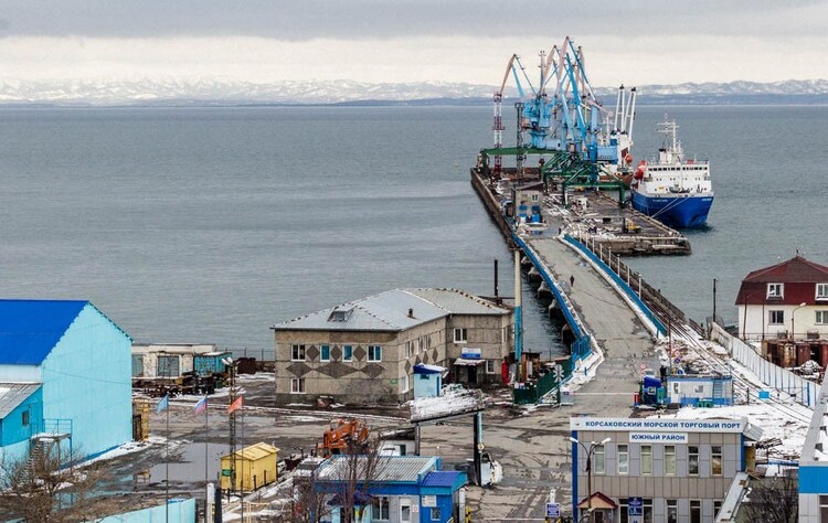 Порту Корсаков грозит новый контейнерный коллапс. На этот раз предновогодний