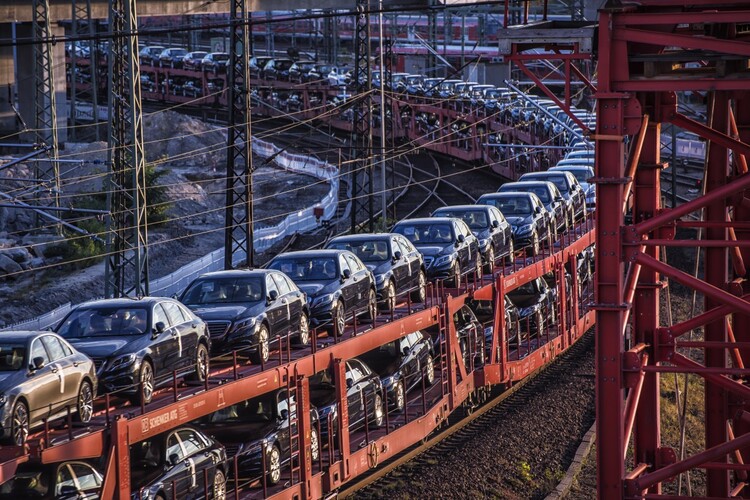 Калининградский «Автотор» застрял на железной дороге