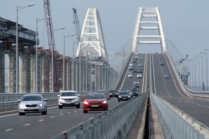 «Грузовой сезон» на Крымском мосту обещают открыть досрочно. Совсем невтерпеж стало