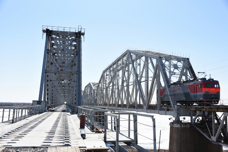 Новый железнодорожный мост через Зею выдержит даже «грузовых тяжеловесов»