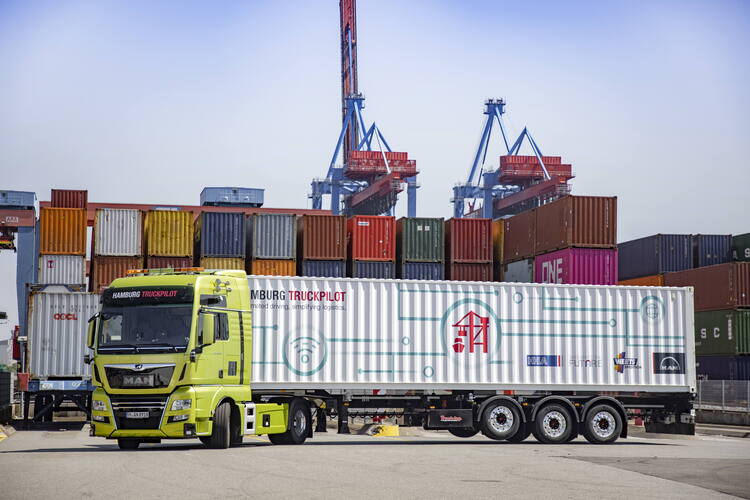 В порту Гамбурга автономный грузовик сам развез контейнеры