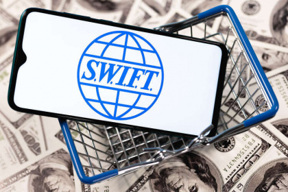 Американский доллар доминирует в SWIFT и не собирается делиться властью