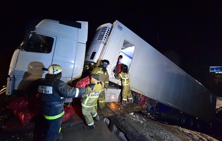 Водителя фуры, под тяжестью которой рухнул мост в Приморье, арестовали