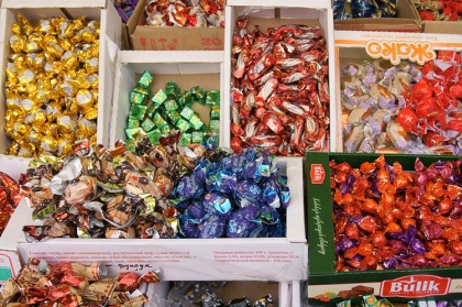 Любители европейских сладостей вынужденно переходят на конфетки-бараночки: цены кусаются