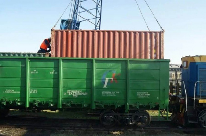 Эксперт: перевозка контейнеров в полувагонах не решит проблемы на железной дороге