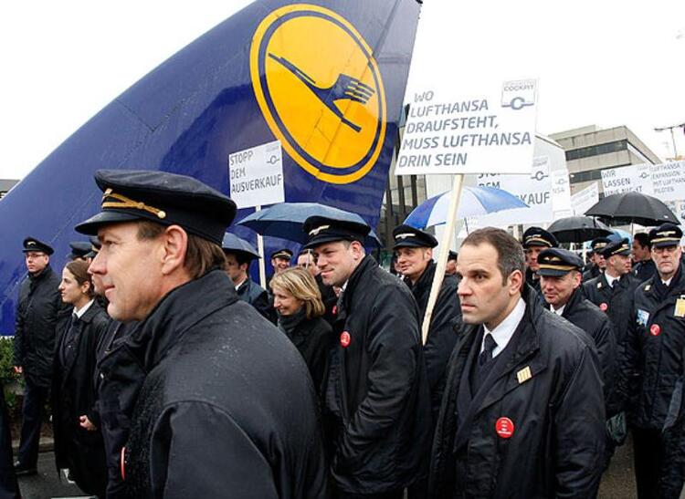 Пилоты Lufthansa хотят меньше «летать в облаках» и больше зарабатывать