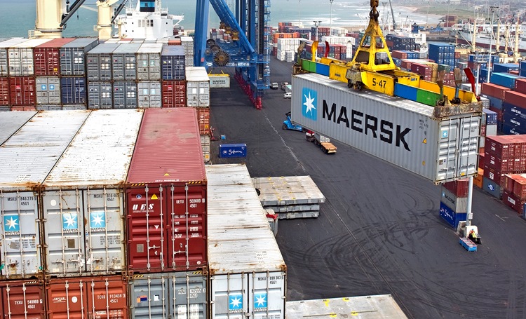 Таможня «с миром» отпустила контейнеры Maersk в Японское море