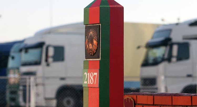 Белорусские пограничники уже третий день разбираются с «грузовыми пробками» на границе с Европой